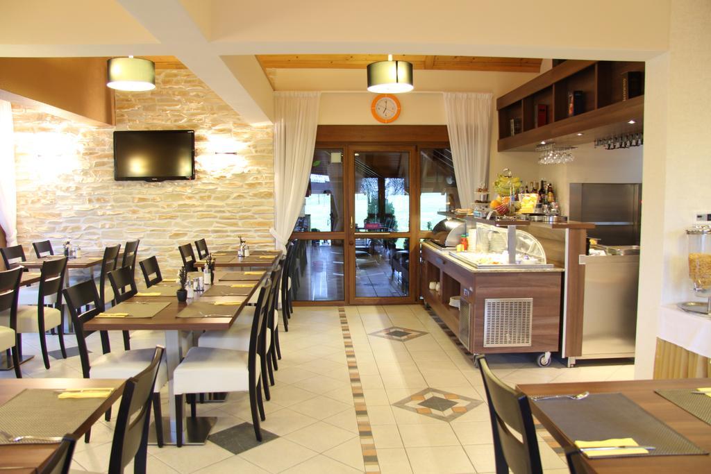 隆查尔房屋酒店 塞里特雷尼科 外观 照片